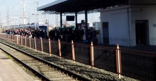 Εικόνες συνωστισμού στον Σιδηροδρομικό Σταθμό στη Λάρισα. - Φωτογραφία 1