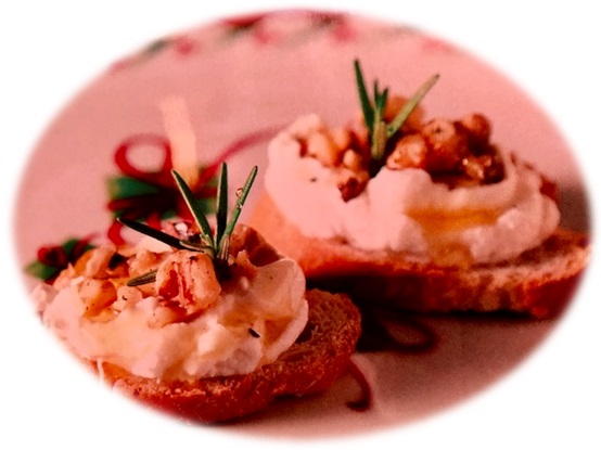 Υγιεινές συνταγές από τον σεφ Παναγιώτη Μουτσόπουλο: Ψημένα ψωμάκια με κατσικίσιο τυρί, καρύδια και μέλι - Φωτογραφία 1