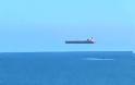 Απίστευτο θέαμα: Πλοίο «αιωρείται» στη θάλασσα της Κορνουάλης