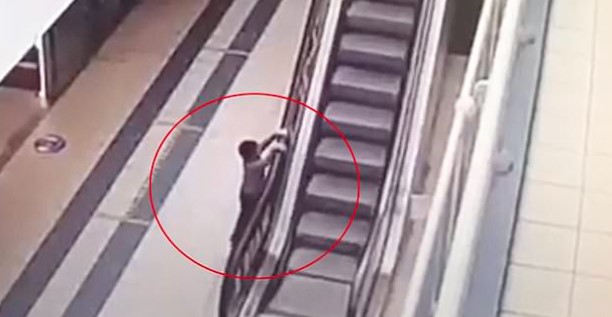 Τρομακτικό: Τετράχρονο αγοράκι έπεσε από ύψος 20 μέτρων σε κυλιόμενες σκάλες μέσα σε εμπορικό κέντρο (Video) - Φωτογραφία 1
