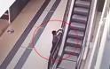 Τρομακτικό: Τετράχρονο αγοράκι έπεσε από ύψος 20 μέτρων σε κυλιόμενες σκάλες μέσα σε εμπορικό κέντρο (Video)