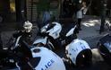 Ένταση στην πλατεία Νέας Σμύρνης - Αστυνομικοί δέχθηκαν επίθεση από 30 άτομα