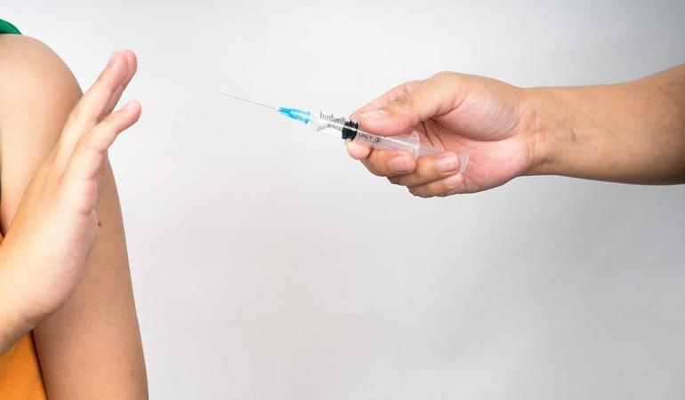 Πρώτη απόλυση για άρνηση εμβολιασμού: Τι ισχύει για εργαζόμενους - Φωτογραφία 1