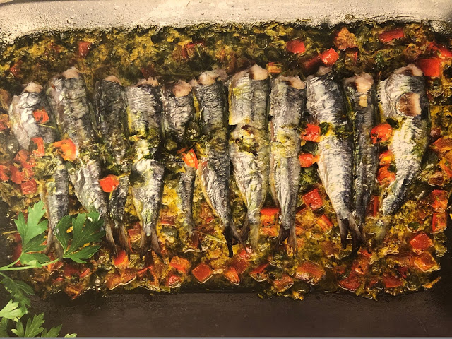 Υγιεινές συνταγές από τον σεφ Παναγιώτη Μουτσόπουλο: Σαρδέλες πλακί με ντομάτα, θυμάρι και κάππαρη - Φωτογραφία 1