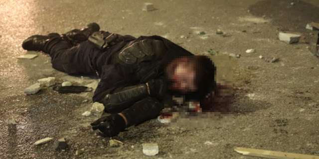 «Πόλεμος» στη Νέα Σμύρνη: Σοβαρά τραυματίας αστυνομικός -Τον ξυλοκόπησαν κουκουλοφόροι - Φωτογραφία 1