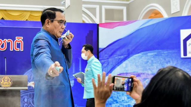 Ταϊλάνδη: Ο πρωθυπουργός της χώρας ψέκασε δημοσιογράφους με αντισηπτικό χεριών - Φωτογραφία 1