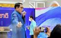 Ταϊλάνδη: Ο πρωθυπουργός της χώρας ψέκασε δημοσιογράφους με αντισηπτικό χεριών
