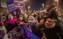 Τουρκία: Οι γυναίκες διαδηλώνουν και φωνάζουν «Δεν φοβόμαστε»