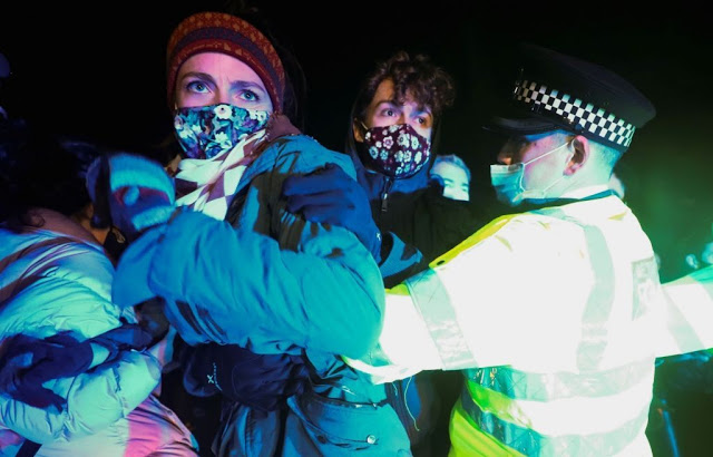Βρετανία : Βίαιη επέμβαση της αστυνομίας στην ολονυκτία που πραγματοποιήθηκε στη μνήμη της Σάρα Έβεραρντ - Φωτογραφία 1