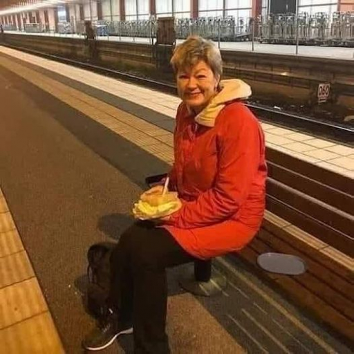 Δεν φαντάζεστε ποια είναι η κυρία με το ταπεράκι στο Μετρό! - Φωτογραφία 1