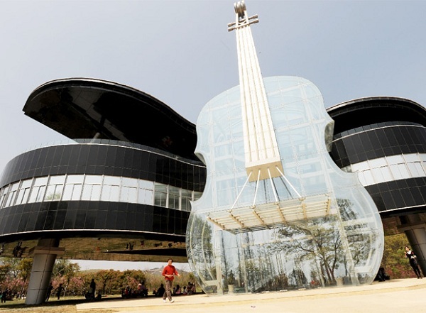 Ένα συναυλικό κτίριο σε σχήμα ...πιάνου - Φωτογραφία 7