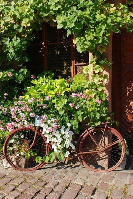 Διαμορφώσεις εξωτερικών χώρων με παλιά Ποδήλατα  και Καρότσια κήπου - Φωτογραφία 33