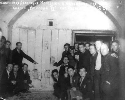 Χαμογελαστοί μπολσεβίκοι στον τόπο της βάναυσης δολοφονίας του Αγίου Τσάρου Νικολάου! - Φωτογραφία 1