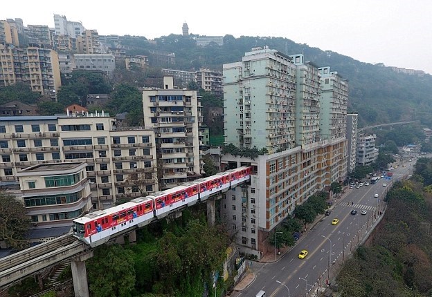 Κίνα: Τρένο περνά μέσα από πολυκατοικία. - Φωτογραφία 2
