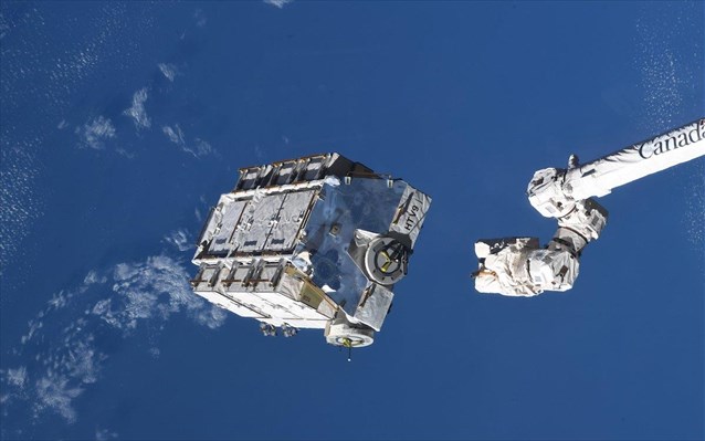 Οι αστροναύτες του ISS απελευθέρωσαν μπαταρίες 3 τόνων προς τη Γη - Φωτογραφία 1