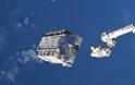 Οι αστροναύτες του ISS απελευθέρωσαν μπαταρίες 3 τόνων προς τη Γη