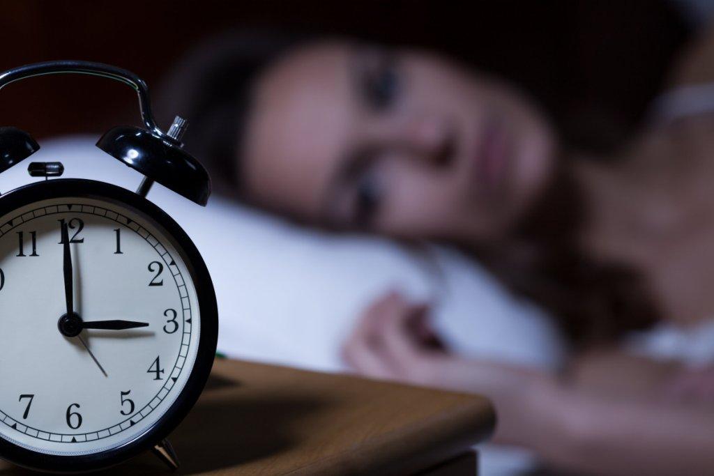 Πώς η αϋπνία και η υπερκόπωση συνδέονται με αυξημένο κίνδυνο για κορονοϊό - Φωτογραφία 1