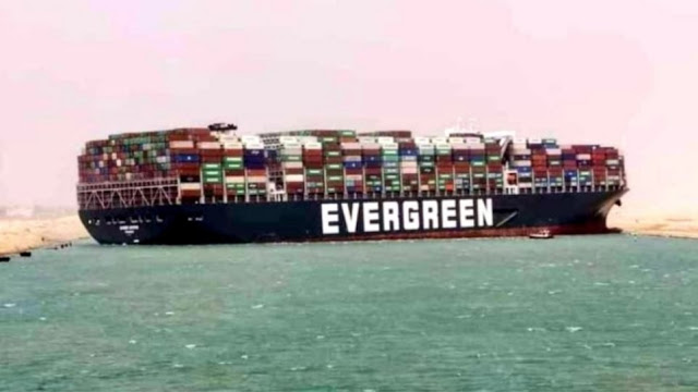 Διώρυγα Σουέζ: Γιγαντιαίο πλοίο μεταφοράς εμπορευματοκιβωτίων προσάραξε και μπλόκαρε το πέρασμα - Φωτογραφία 1