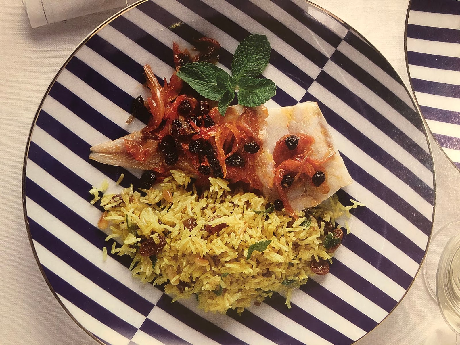 Υγιεινές συνταγές από τον σεφ Παναγιώτη Μουτσόπουλο: Μπακαλιάρος με καραμελωμένα κρεμμύδια και σταφίδες στο φούρνο με ρύζι μπασμάτι, με κουρκουμά, κουκουνάρι και δυόσμο - Φωτογραφία 1