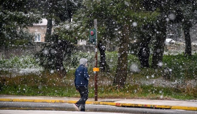 Καιρός: Χιόνισε ξαφνικά στο κέντρο της Αθήνας - Φωτογραφία 1