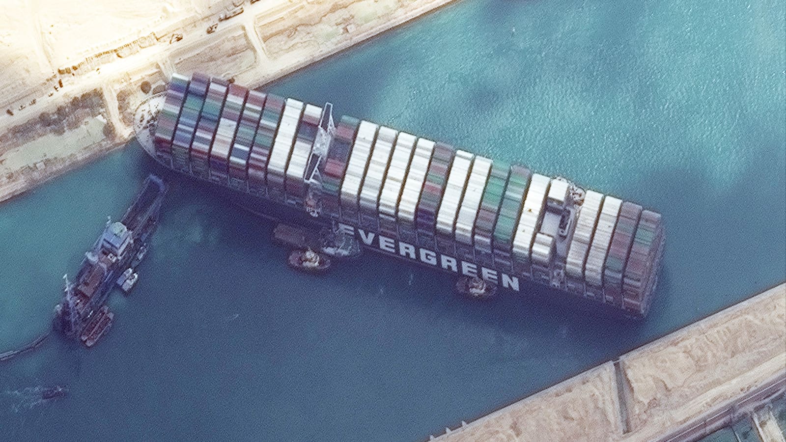 Νέες προσπάθειες αποκόλλησης του τεράστιου πλοίου στο Σουέζ - Φωτογραφία 1