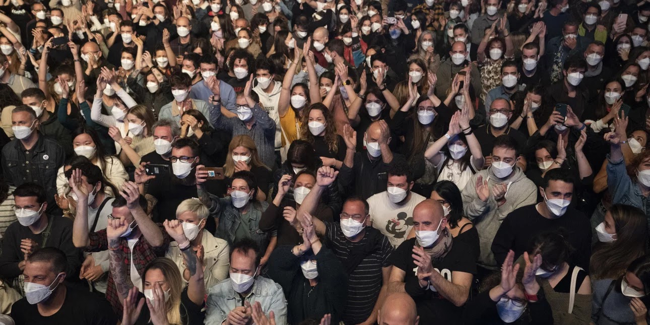 Το πείραμα της Ισπανίας: 5.000 θεατές σε ροκ συναυλία - Με μάσκες, αρνητικό τεστ, αλλά χωρίς αποστάσεις - Φωτογραφία 1