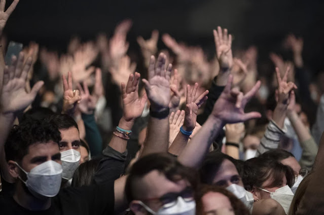 Το πείραμα της Ισπανίας: 5.000 θεατές σε ροκ συναυλία - Με μάσκες, αρνητικό τεστ, αλλά χωρίς αποστάσεις - Φωτογραφία 2