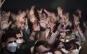 Το πείραμα της Ισπανίας: 5.000 θεατές σε ροκ συναυλία - Με μάσκες, αρνητικό τεστ, αλλά χωρίς αποστάσεις - Φωτογραφία 2
