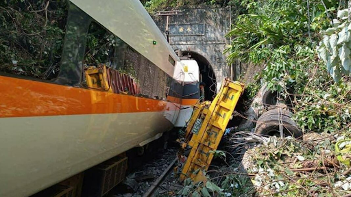 Εκτροχιασμός τρένου στην Ταϊβάν – Τουλάχιστον 48 νεκροί, δεκάδες τραυματίες - Φωτογραφία 1