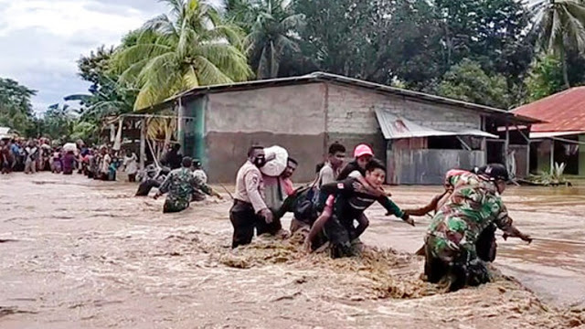 Τουλάχιστον 70 νεκροί και δεκάδες αγνοούμενοι από τις πλημμύρες στην Ινδονησία - Φωτογραφία 1