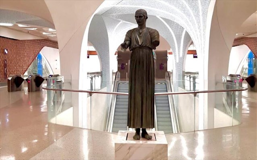 Ο Ηνίοχος των Δελφών κοσμεί τον σταθμό του Μετρό στο αεροδρόμιο της Ντόχα. - Φωτογραφία 1