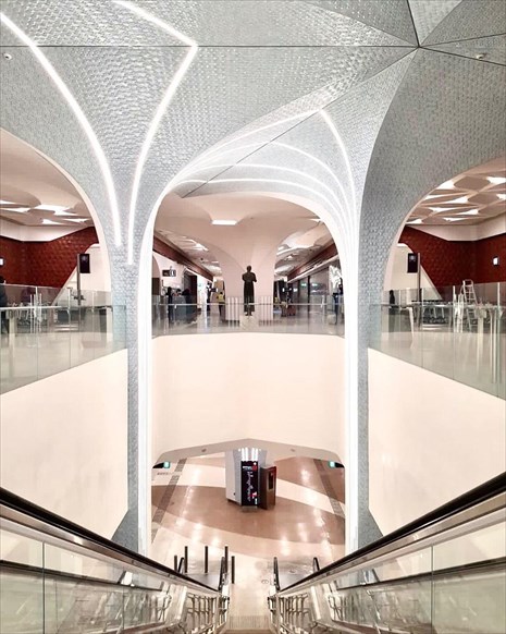 Ο Ηνίοχος των Δελφών κοσμεί τον σταθμό του Μετρό στο αεροδρόμιο της Ντόχα. - Φωτογραφία 2