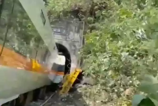 Η στιγμή που το τρένο «καρφώθηκε» στο φορτηγό που προκάλεσε την τραγωδία στην Ταϊβάν! - Φωτογραφία 1