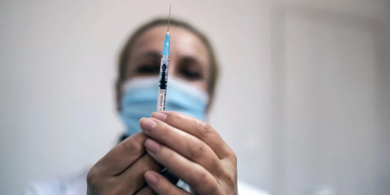 Η κυβέρνηση επισπεύδει τον εμβολιασμό σε νεότερες ηλικίες - Φωτογραφία 1