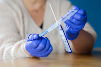 Υποχρεωτικά self test: Όλη η διαδικασία για εργαζομένους και εργοδότες - άδεια εμβολιασμού - Φωτογραφία 1