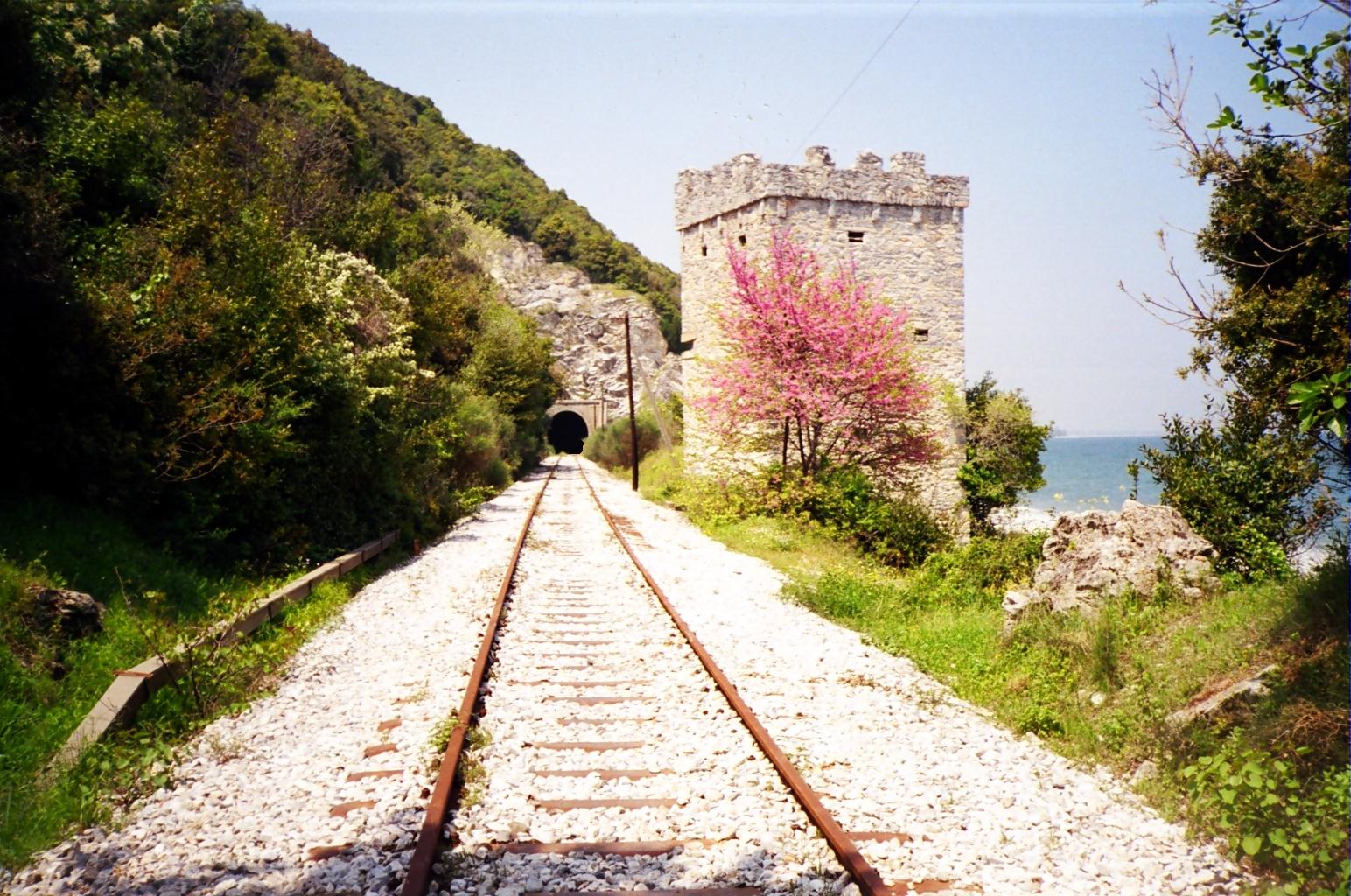 Οι σιδηροδρομικές γραμμές «διχάζουν» τον Πλαταμώνα. - Φωτογραφία 2