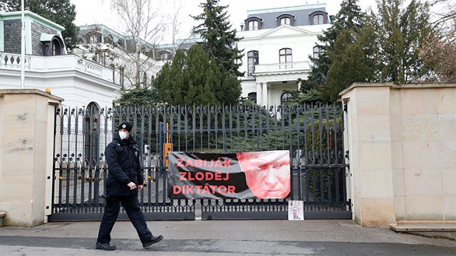 Τσεχία: Απέλαση 18 Ρώσων διπλωματών - Κατηγορούνται για κατασκοπεία - Φωτογραφία 1