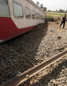 Αίγυπτος: Τουλάχιστον 8 νεκροί και πολλοί τραυματίες έπειτα από εκτροχιασμό τρένου. - Φωτογραφία 1