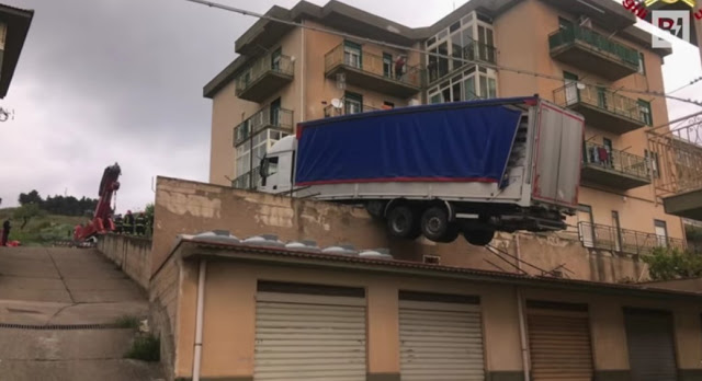Φορτηγό κατέληξε σε ταράτσα κτιρίου (Video) - Φωτογραφία 1