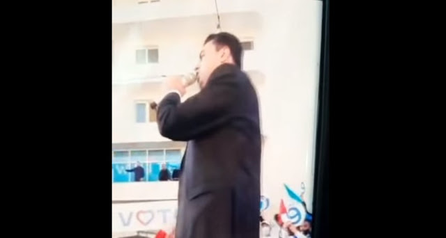 Αλβανία: Απίστευτο σκηνικό με τον ηγέτη της αξιωματικής αντιπολίτευσης - Έξυνε τα επίμαχα on air (Video) - Φωτογραφία 1