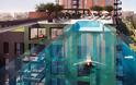 Μοναδικό: Η διάφανη πισίνα σε ύψος 35 μέτρων που ενώνει δύο πολυκατοικίες σαν γέφυρα