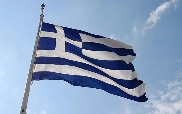 Θέρμη: Μαθητές κατέβασαν και έσκισαν την ελληνική σημαία - Φωτογραφία 1