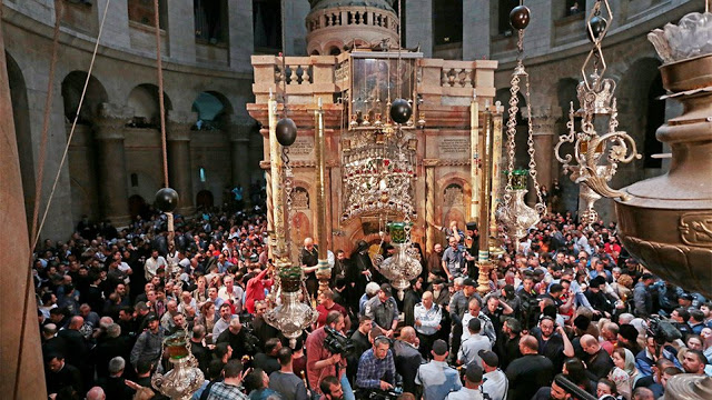 Ιεροσόλυμα: Βγήκε το Άγιος Φως από τον Πανάγιο Τάφο – Η συγκλονιστική στιγμή της Αφής - Φωτογραφία 1