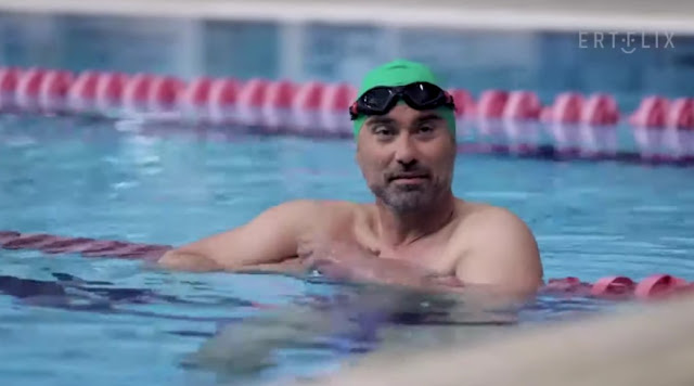 Γιώργος Καπουτζίδης: κολυμπάει την πισίνα και μας μαθαίνει τα κόλπα (Video) - Φωτογραφία 1