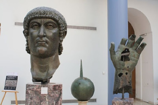 Ρώμη: Γιγαντιαίο άγαλμα του Μεγάλου Κωνσταντίνου ξαναβρήκε το δάχτυλό του μετά από 500 χρόνια - Φωτογραφία 1
