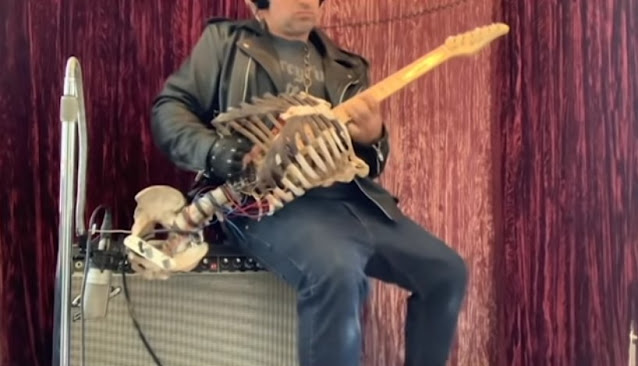 Μουσικός κατασκευάζει κιθάρα από το σκελετό του Έλληνα θείου του - Φωτογραφία 1