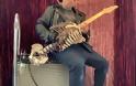 Μουσικός κατασκευάζει κιθάρα από το σκελετό του Έλληνα θείου του
