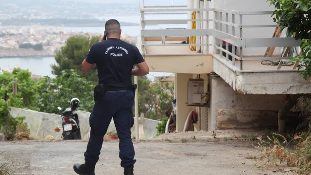 Ρόδος: Μαχαίρωσε τον αστυνομικό που τον καταδίωκε επειδή κατέβασε την ελληνική σημαία - Φωτογραφία 1