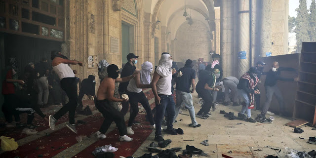 Βίαιες συγκρούσεις Παλαιστινίων-Ισραηλινών έξω από τέμενος στην Ιερουσαλήμ - Εκατοντάδες τραυματίες - Φωτογραφία 1