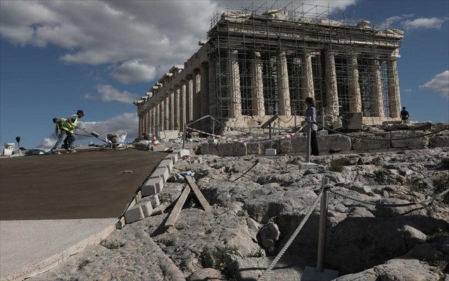 Μετά τη Liberation, και η Le Monde μιλά για αισθητική καταστροφή από τις άθλιες παρεμβάσεις στην Ακρόπολη - Φωτογραφία 2